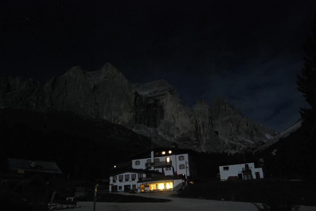Отель Rifugio Gardeccia Hutte Поцца-ди-Фасса Экстерьер фото
